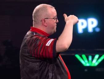 Stephen Bunting muss in der ersten Runde der Darts-WM nach einer 2:0 Satzführung noch einmal zittern, kann sich aber in einem Darts-Krimi am Ende durchsetzen.
