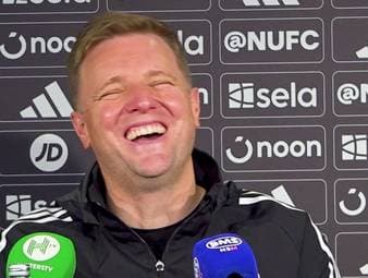 Eddie Howe ist nach dem 2:1-Sieg gegen Angstgegner Manchester City erleichtert. Zudem erklärt der Newcastle-Coach, wie er Nick Woltemade trotz Abwesenheit integrierte.