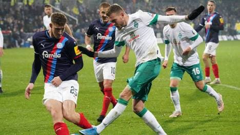 Beweist Bremens Marvin Duksch (vorne, in weiß) heute Abend wieder seinen Torinstinkt?