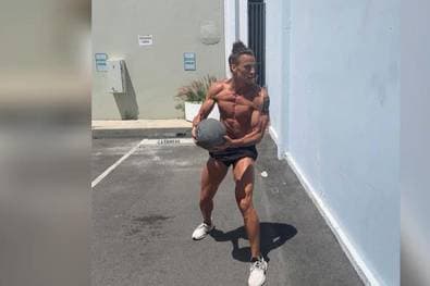 Muskeln aus Stahl! Dieser Fußball-Profi lässt CR7 blass aussehen