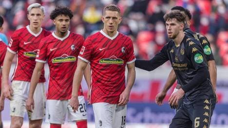 Nils Petersen (m.) und Anton Stach (r.) werden Ende März als Schiedsrichter aktiv