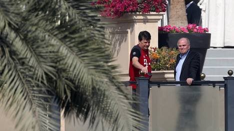 Bayern-Präsident Uli Hoeneß (rechts) besuchte das Team in Doha