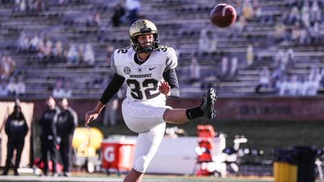 Sarah Fuller wärmt sich für ihren großen Einsatz auf