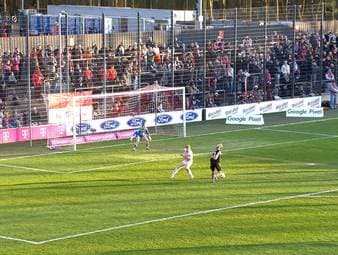 Der FC Bayern München hat in der Frauen-Bundesliga beim 1. FC Köln einen souveränen Sieg eingefahren. Stürmerin Pernille Harder stellt die Weichen früh auf Sieg.