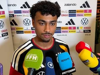 Nathaniel Brown ist ein heiß umworbener Außenverteidiger, auch der FC Bayern soll Interesse haben. Der DFB-Star von Eintracht Frankfurt reagiert auf die ständigen Gerüchte.