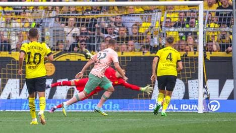Oliver Burke (M.) erzielte den 3:2-Führungstreffer für Werder Bremen