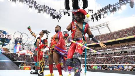 Kofi Kingston (r.) bildet mit Xavier Woods (l.) und Big E die WWE-Gruppierung The New Day