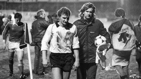 Enttäuschter Debütant: Rudi Völler (l.) in Belfast 1982