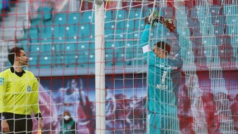 Manuel Neuer versuchte, das kaputte Tornetz zu flicken