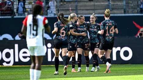 Die Bayern jubeln in Frankfurt