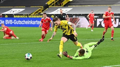 Marco Reus (l.) bekommt hier einen strittigen Elfmeter gegen Union Berlin