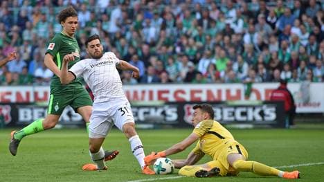 Kevin Volland (M.) von Bayer Leverkusen bringt den Ball nicht im Tor unter