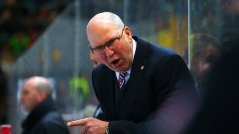 Don Jackson vom EHC Red Bull München Münchens Coach Don Jackson ist Wiederholungstäter. Nach dem Spiel gegen Augsburg im Dezember wurde er zu einer Innenraumsperre verurteilt