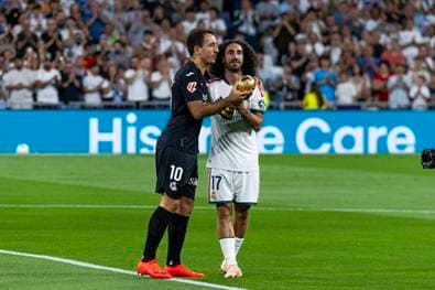 Cucurella überrascht bei Real-Spiel mit WM-Pokal