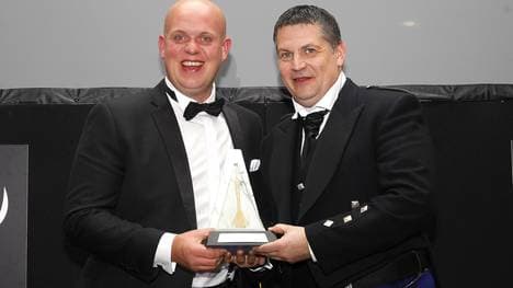 Gary Anderson, 2015 noch allein zum Spieler des Jahres gekürt, teilt sich die Ehre diesmal mit Michael van Gerwen (l.)