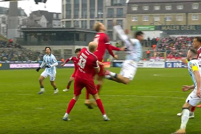 Elfmeter oder Schwalbe? Hier fliegt Volland durch den Strafraum