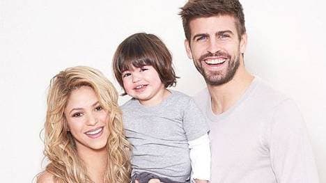 Gerard Pique und seine kleine Familie gehen fortan zu viert durch das Leben.