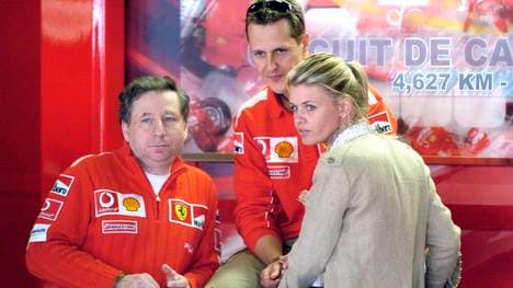 Michael Schumacher mit Ehefrau Corinna und Ferrari-Boss Jean Todt 2004 bei einem Rennen in Barcelona