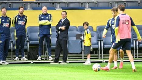 Prinz Daniel und Prinz Oscar (m.) beim Training in Solna
