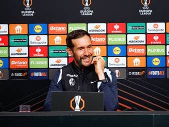 Wenn der SC Freiburg die Europa League gewinnt und gleichzeitig Siebter in der Bundesliga wird, gäbe es keinen Teilnehmer in der Conference League. Auf die Frage, ob man Augsburg oder Frankfurt lieber den Vortritt lassen sollte, antwortet SC-Trainer Julian Schuster mit einer kleinen Spitze gegen Bayern.