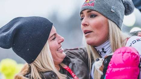 Karin Kildow (l.) leidet mit ihrer gestürzten Schwester Lindsey Vonn