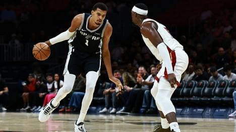 Wembanyama (l.) geht in seine dritte NBA-Saison