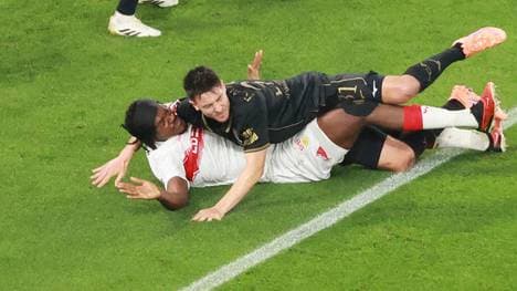 Keven Schlotterbeck im Zweikampf mit Dan-Axel Zagadou