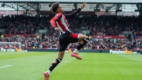 Kevin Schade jubelt nach seinem Treffer