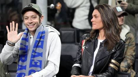 Valentino Rossi (l.) und seine Lebensgefährtin Francesca Sofia Novello