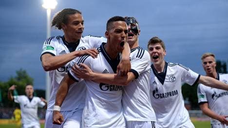 Schalke 04 um Leroy Sane (l.) siegt im Finale