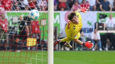 Kölns Keeper Jonas Urbig kassierte ein krummes Ding zum Last-Minute-Ausgleich für Düsseldorf