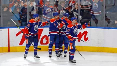 Leon Draisaitl (r.) feiert mit Connor McDavid bei den Oilers