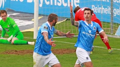 Phillipp Steinhart (r.) ebnete den Löwen mit einem Doppelpack den Weg zum Sieg