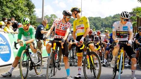 Razzia bei Bahrain Victorious, kritische Fragen an Tadej Pogacar (2.v.r.) - die Zweifel bei der Tour sind größer denn je