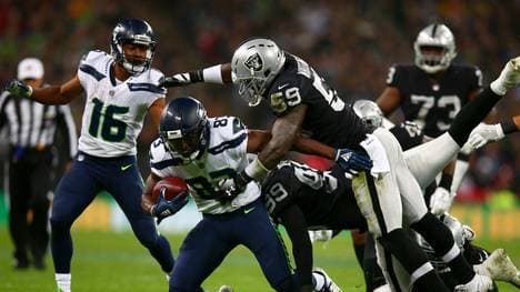 David Moore (2.v.l.) durfte sich gegen die Raiders über einen Touchdown freuen