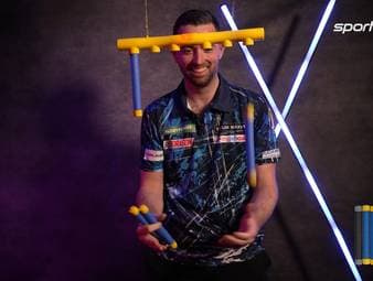 Luke Humphries unterzieht sich dem Reaktions-Test vor der Darts-WM 2026.