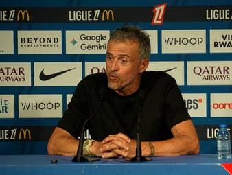 Cheftrainer Luis Enrique verlängert seinen Vertrag bei Champions-League-Sieger PSG. Der Spanier schätzt das Vertrauen vom Verein und erlebt dabei auch noch eine Premiere.