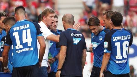 Julian Nagelsmann spricht mit seinem Team