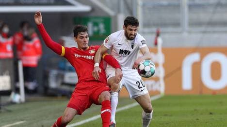 Patrik Schick (l.) und Daniel Caligiuri liefern sich ein intensives Duell