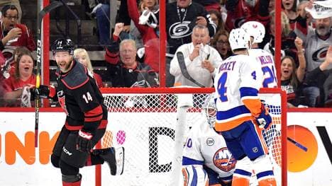 Die Carolina Hurricanes (l.: Justin Williams) gewannen auch Spiel drei gegen die New York Islanders