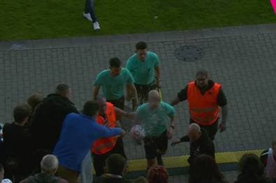 Spielabbruch! Diese Bierdusche sorgt für Eklat in 3. Liga