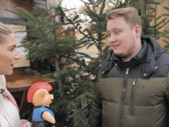 Martin Schindler bekommt ein SPORT1-Phrasenschwein - noch in der Peter Wright-Version, aber das Ziel steht: Das Phrasenschwein-Design wird immer an den aktuellen Weltmeister angepasst.