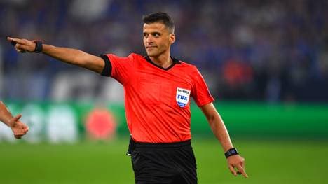 Der spanische Schiedsrichter Jesus Gil Manzano leitet das Spiel in den Niederlanden