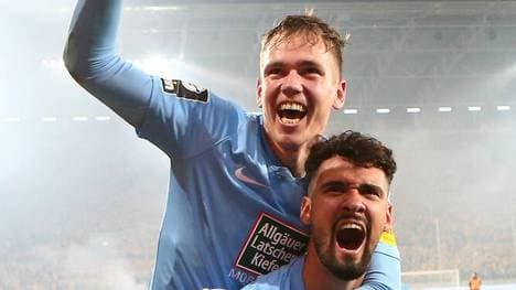 Avdo Spahic nimmt Matheo Raab nach dem Aufstieg huckepack