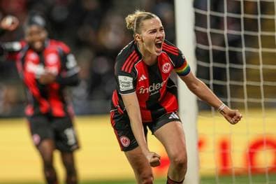 Frankfurt stürmt auf Platz drei