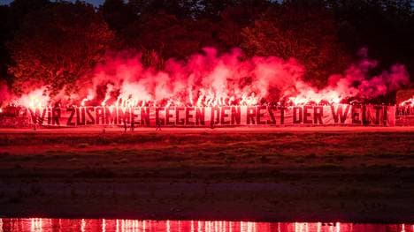 Fans von Dynamo Dresden brannten vor dem Teamhotel mehrere bengalische Feuer ab