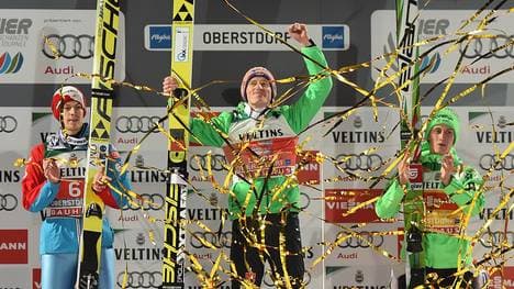 Severin Freund (M.) feierte seinen ersten Sieg bei der Tournee