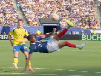 Beim Stand von 0:0 beeindruckt Bayern-Star Michael Olise mit einer Aktion, die Potenzial zum Tor des Jahres gehabt hätte - doch der Ball landet nur am Pfosten. Auch der Nachschuss von Dembélé findet das Tor nicht.