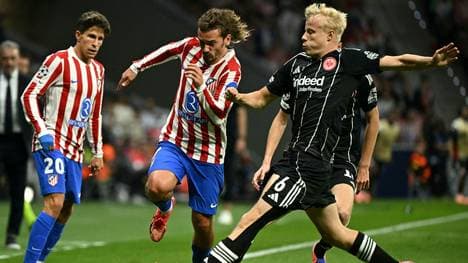 Oscar Höjlund (r.) im Spiel bei Atlético