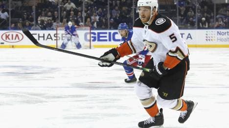 Korbinian Holzer im Trikot der Anaheim Ducks